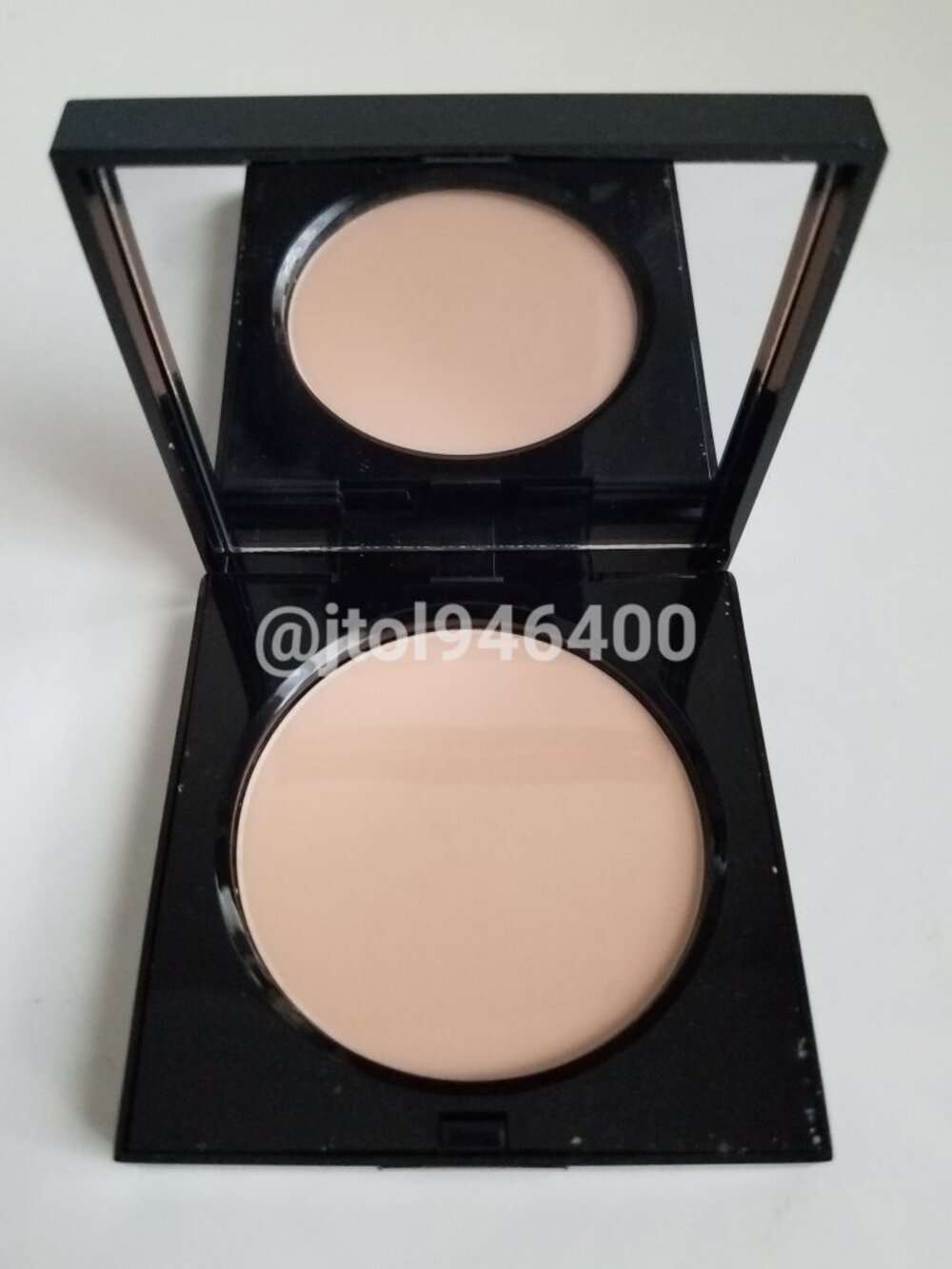 Share Bobbi Brown Sunny Beige Sheer Finish Pressed